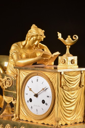 Antiquités - La Lectura, a French Empire mantel clock in gilt bronze, ca, 1800