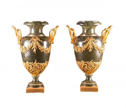Paire de vases en marbre vert montés en bronze doré