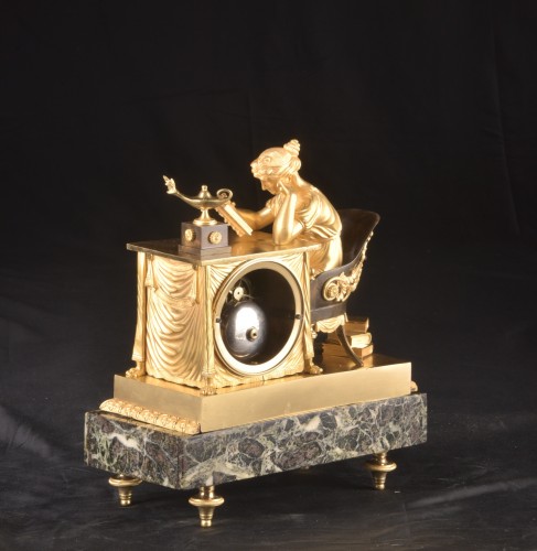 La Lecture, pendule Empire en bronze doré - Empire