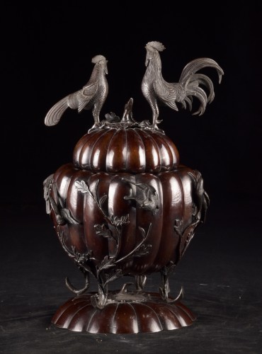 XIXe siècle - Support d’ikebana japonais en bronze avec oiseaux et chauves-souris – Période Meiji