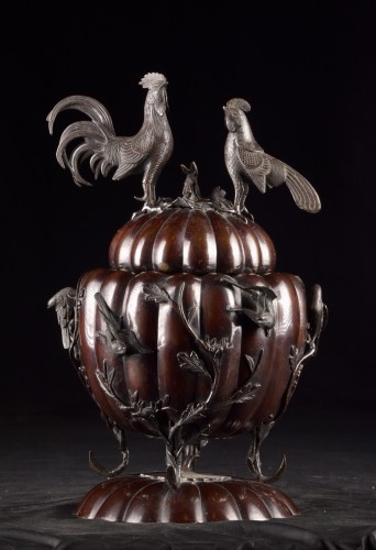 Antiquités - Support d’ikebana japonais en bronze avec oiseaux et chauves-souris – Période Meiji