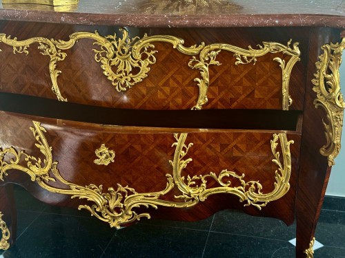 XIXe siècle - Commode fin XIXe siècle de style Louis XV