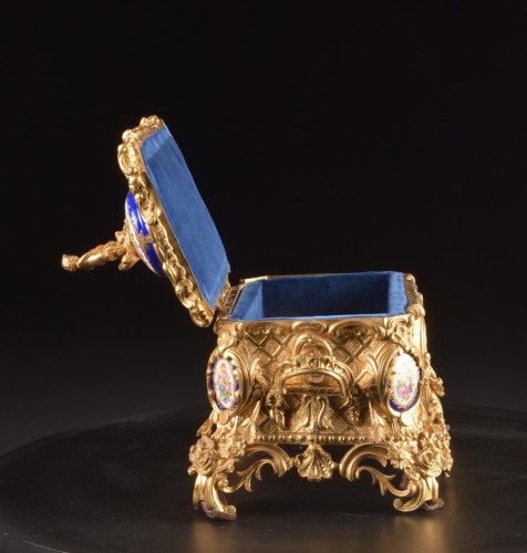 19th century - 19th-Century French Porcelain and Gilt Bronze jewelry casket