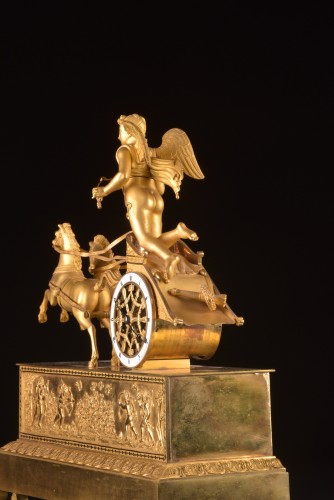 Pendule à char allégorique en bronze doré, époque Empire - Mora Antiques