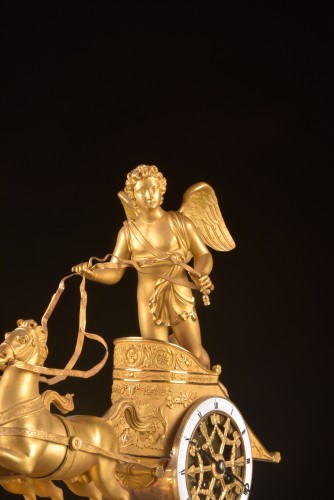 Antiquités - Pendule à char allégorique en bronze doré, époque Empire