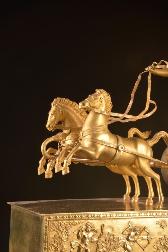 Antiquités - Pendule à char allégorique en bronze doré, époque Empire