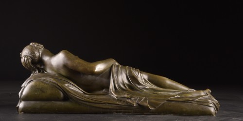 Antiquités - Reclining Woman – Bronze Sculpture 19th Century