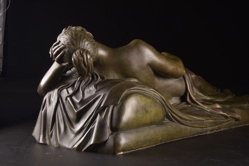 Antiquités - Reclining Woman – Bronze Sculpture 19th Century