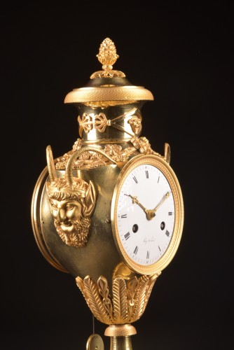 19th century - An Empire Gilt-bronze Vase Clock, Signed Buzé à Paris, Early 19th Century