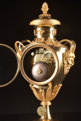 Antiquités - An Empire Gilt-bronze Vase Clock, Signed Buzé à Paris, Early 19th Century