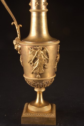 Antiquités - Pair Of Empire Gilt Bronze Pouring Vases