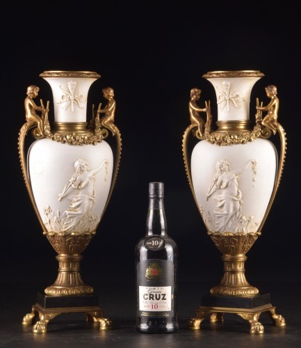 Antiquités - Pair Of Napoleon III Vases In Biscuit And Gilt Bronze
