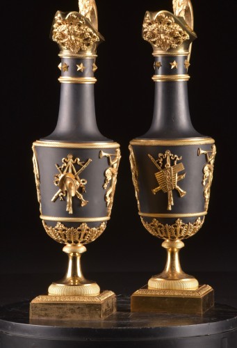 Objet de décoration Cassolettes, coupe et vase - Paire d’aiguières en bronze doré et patiné d'époque Empire