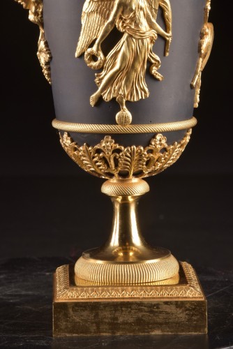 Antiquités - Paire d’aiguières en bronze doré et patiné d'époque Empire