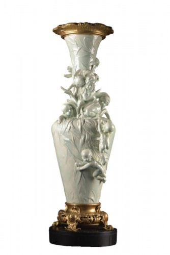 Vase Art nouveau en fine faïence émaillée à montures en bronze doré, vers 1900
