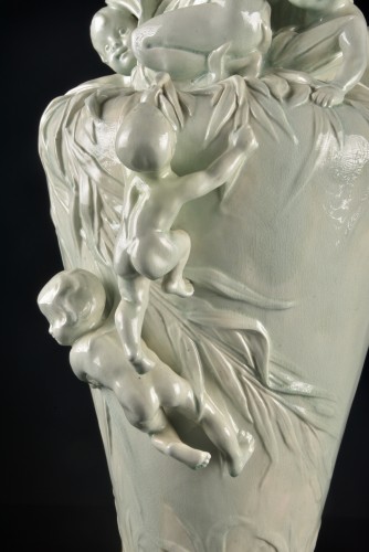 Vase Art nouveau en fine faïence émaillée à montures en bronze doré, vers 1900 - Mora Antiques