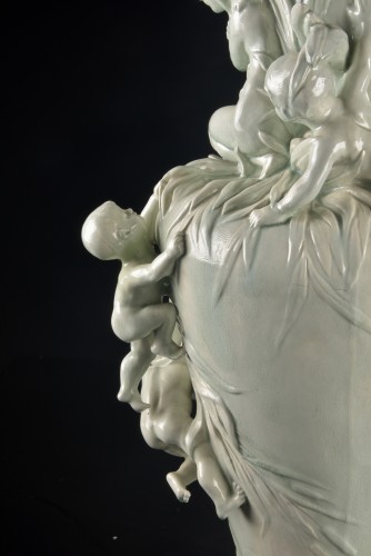 XXe siècle - Vase Art nouveau en fine faïence émaillée à montures en bronze doré, vers 1900