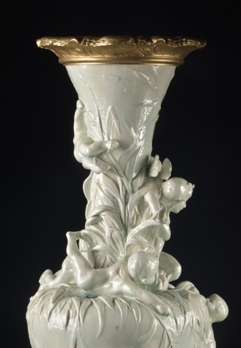 Vase Art nouveau en fine faïence émaillée à montures en bronze doré, vers 1900 - Art nouveau