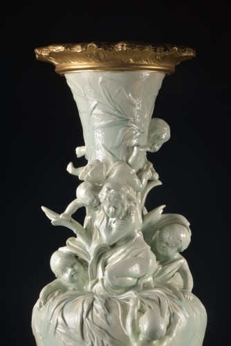 Art nouveau - Vase Art nouveau en fine faïence émaillée à montures en bronze doré, vers 1900