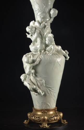 Antiquités - Vase Art nouveau en fine faïence émaillée à montures en bronze doré, vers 1900
