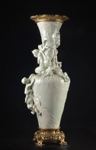 Antiquités - Vase Art nouveau en fine faïence émaillée à montures en bronze doré, vers 1900