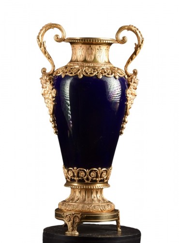 Vase néoclassique en porcelaine bleu cobalt à montures en bronze doré, 1880