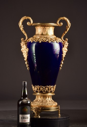 Vase néoclassique en porcelaine bleu cobalt à montures en bronze doré, 1880 - Objet de décoration Style Napoléon III