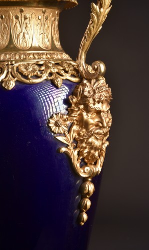 Objet de décoration Cassolettes, coupe et vase - Vase néoclassique en porcelaine bleu cobalt à montures en bronze doré, 1880