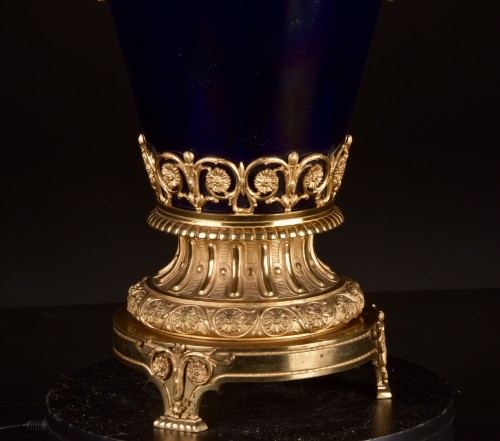 Vase néoclassique en porcelaine bleu cobalt à montures en bronze doré, 1880 - Napoléon III
