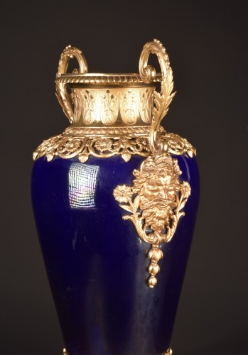 Napoléon III - Vase néoclassique en porcelaine bleu cobalt à montures en bronze doré, 1880