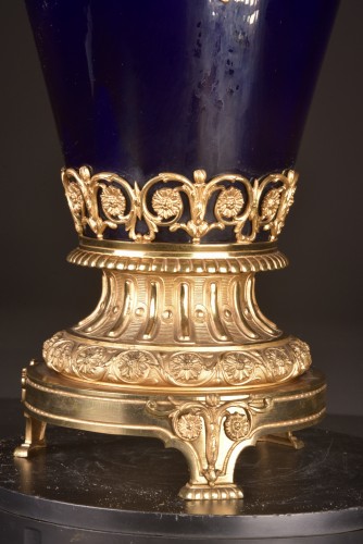 Antiquités - Vase néoclassique en porcelaine bleu cobalt à montures en bronze doré, 1880