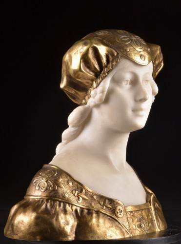 Buste en marbre de Carrare avec coiffe en bronze doré, fin du XIXe siècle - Mora Antiques