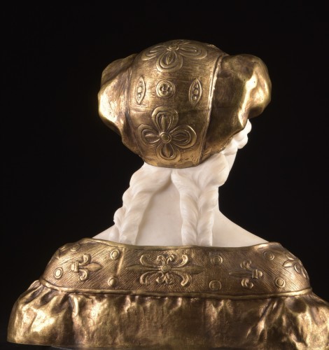 XIXe siècle - Buste en marbre de Carrare avec coiffe en bronze doré, fin du XIXe siècle