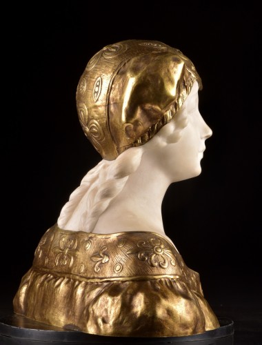 Buste en marbre de Carrare avec coiffe en bronze doré, fin du XIXe siècle - Art nouveau
