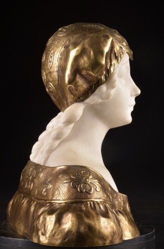 Antiquités - Buste en marbre de Carrare avec coiffe en bronze doré, fin du XIXe siècle