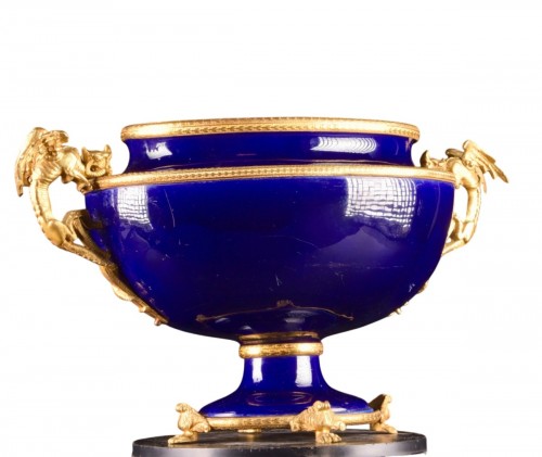 Grand centre de table en céramique bleu cobalt monté en bronze doré