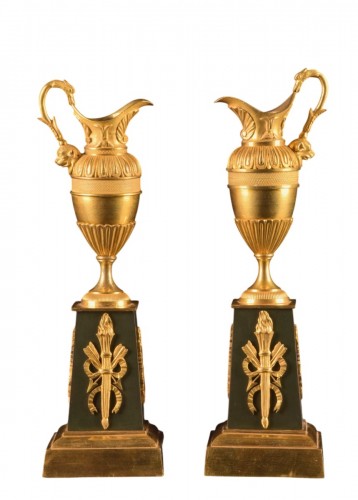 Paire de vases d’ornement en bronze doré d’époque Empire, France vers 1805–1815