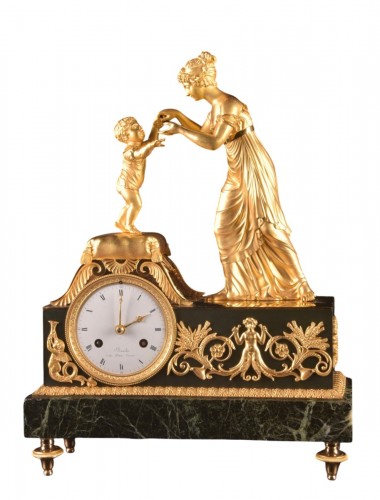 Pendule d’époque Empire en bronze doré et marbre à décor de Diane et Vénus