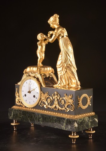 Pendule d’époque Empire en bronze doré et marbre à décor de Diane et Vénus - Mora Antiques