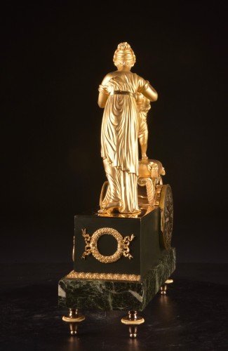 XIXe siècle - Pendule d’époque Empire en bronze doré et marbre à décor de Diane et Vénus