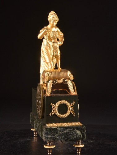 Pendule d’époque Empire en bronze doré et marbre à décor de Diane et Vénus - Empire