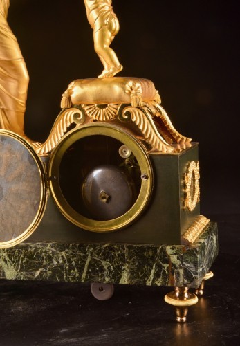 Empire - Pendule d’époque Empire en bronze doré et marbre à décor de Diane et Vénus