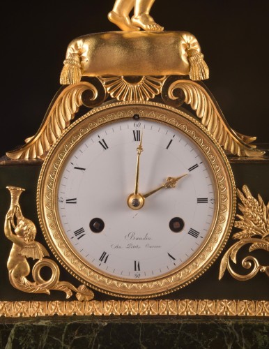 Antiquités - Pendule d’époque Empire en bronze doré et marbre à décor de Diane et Vénus