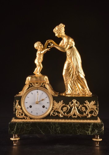 Antiquités - Pendule d’époque Empire en bronze doré et marbre à décor de Diane et Vénus