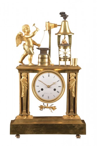 Cupidon forgeron - Pendule portique en bronze patiné et doré au feu d’époque Empire,