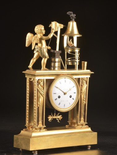 Cupidon forgeron - Pendule portique en bronze patiné et doré au feu d’époque Empire, - Empire
