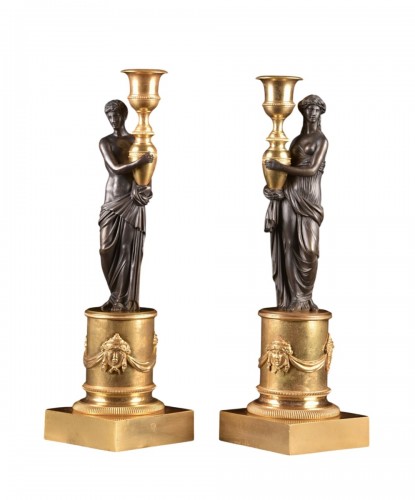 Paire de candélabres néoclassiques en bronze doré et patiné