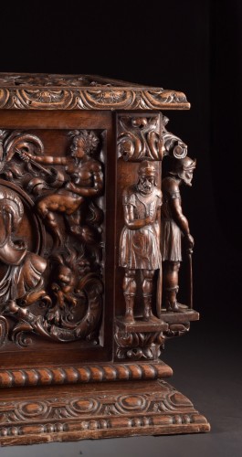 Coffre en noyer sculpté de style néoclassique, Italie fin XIXe siècle - Mobilier Style Napoléon III