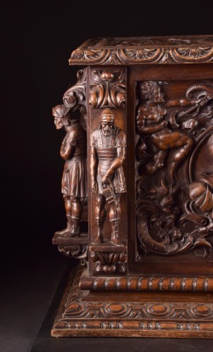 Mobilier Cabinet & Coffre - Coffre en noyer sculpté de style néoclassique, Italie fin XIXe siècle