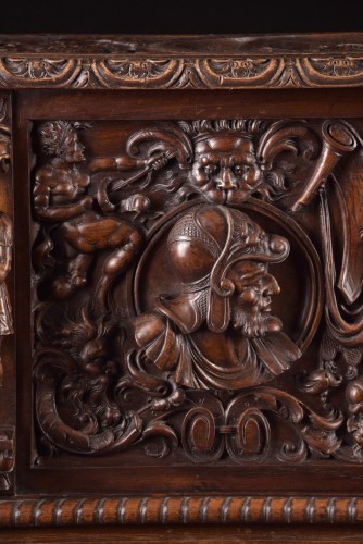 Coffre en noyer sculpté de style néoclassique, Italie fin XIXe siècle - Mora Antiques